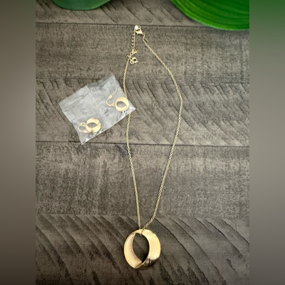 Avon NRT Elegant Gold Necklace and Earring Set